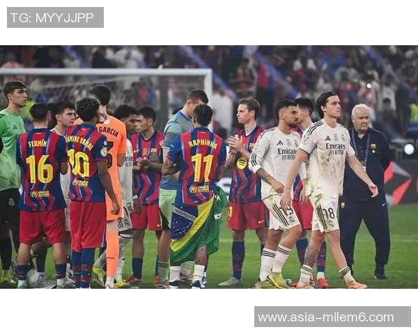 巴萨足球明星出轨事件引发热议视频曝光引发众多球迷关注与讨论